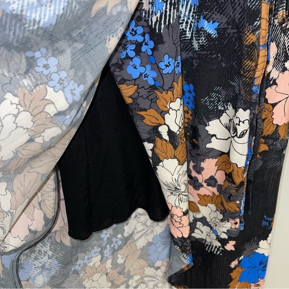 ASTR The Label Dress Women's Size Medium Blue Pink Tan Floral Surplice Midi Wrap - Picture 10 of 13